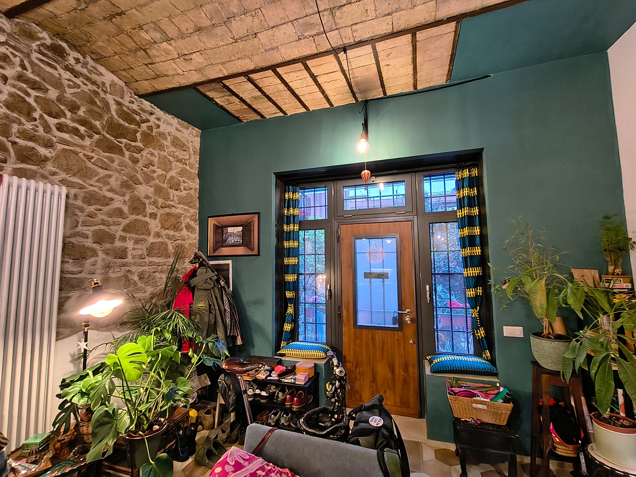 Il soggiorno restaurato: pietra a vista e soffitto in travi e mattoni.